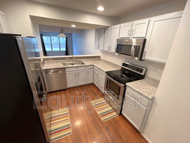 Building Photo - 7580 Lake Pointe