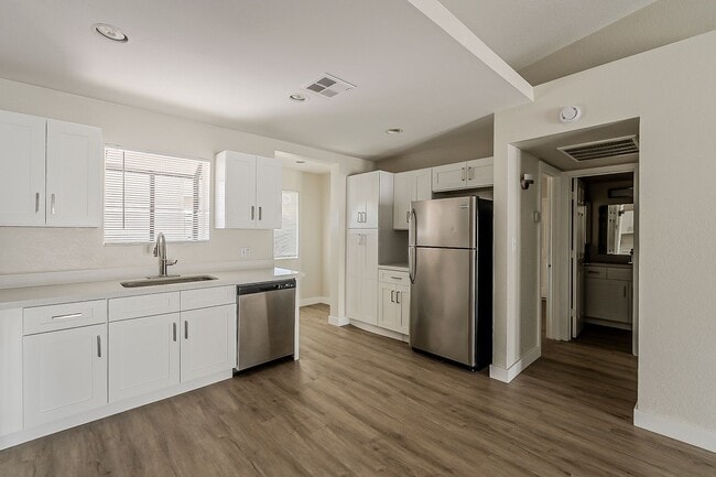 Building Photo - Fully Remodeled! 2 bed 2 bath Town-home in...