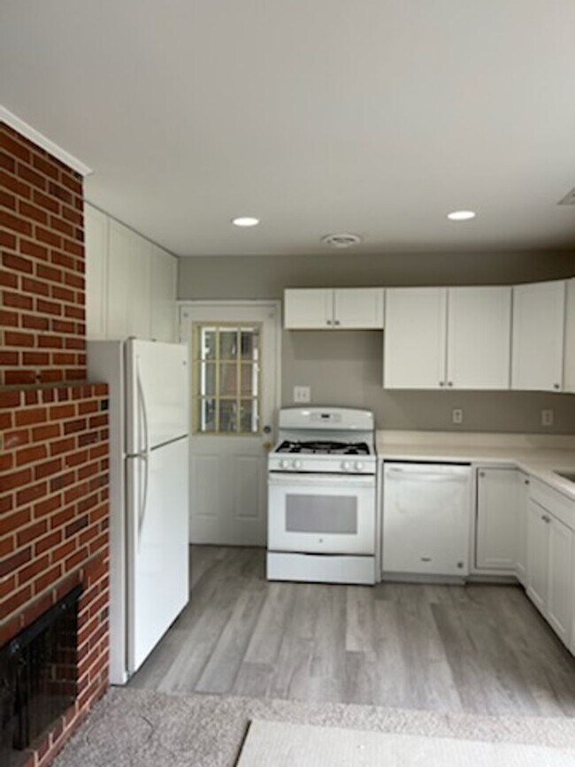Building Photo - 6715 Bostwick Dr