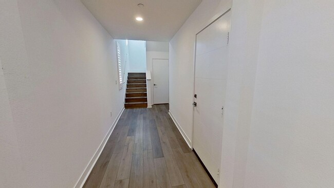 Foto del edificio - Spacious 3 bedroom/ 2.5 bathroom plus offi...