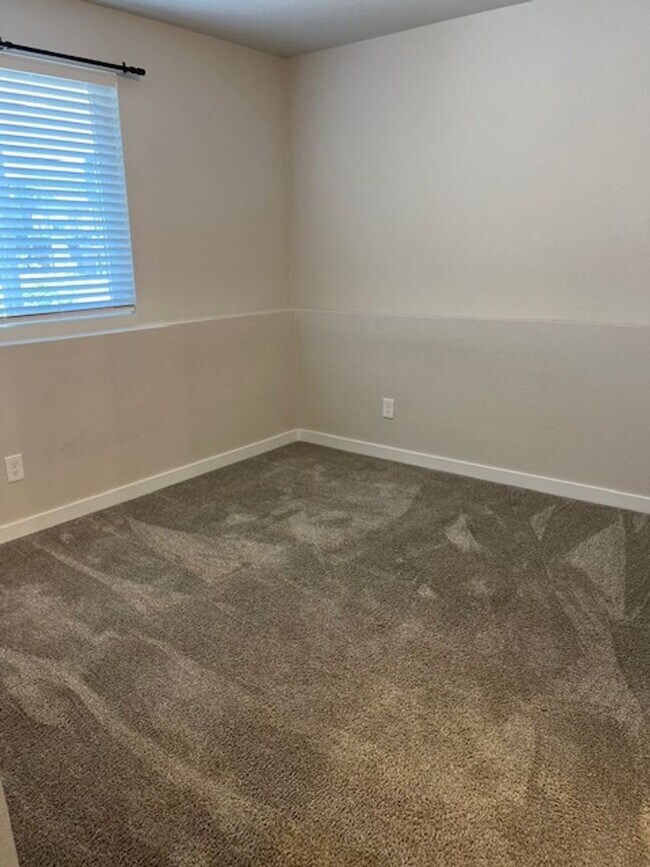 Foto del edificio - MODERN THREE STORY TOWNHOME WITH 2 CAR GAR...