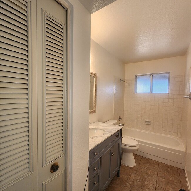 Building Photo - Sweet 3bedroom 2bath near 101 - Amazing location with parks, pools and golf!