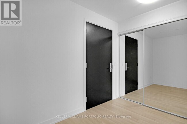 Photo du bâtiment - 158 Front St E