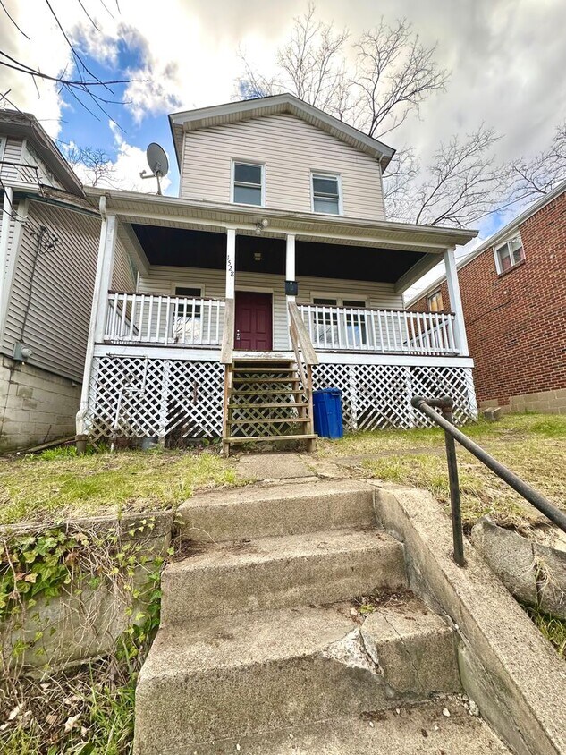 Foto principal - 2 Bed 1 Bath home in Beechview - Close to ...