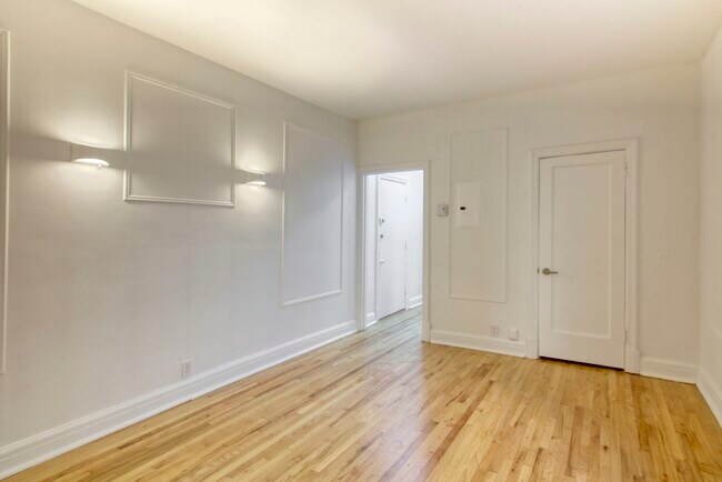 Building Photo - 2060 Rue du Fort