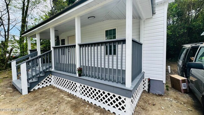Building Photo - 108 E Dewey St