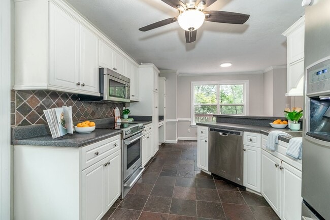 Building Photo - Beautiful 3 bedroom, in-law plan, Family Home in Martinez!  Walk to school!