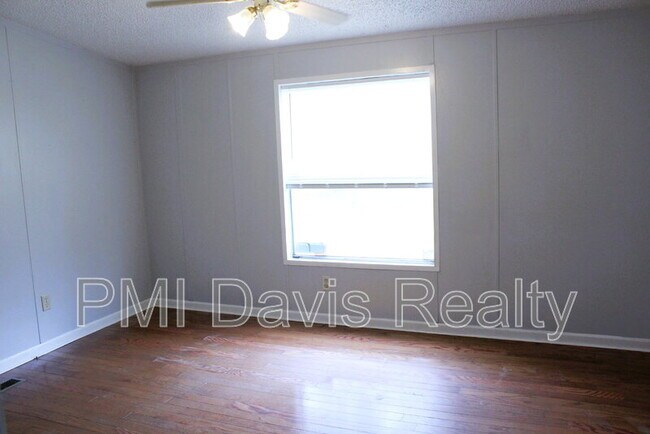 Foto del edificio - 4687 Mayflower St