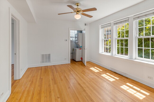 Foto del edificio - 3048 W Cornelia Ave