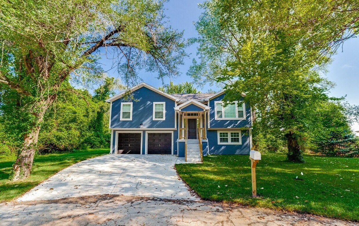 Foto principal - Move-In Ready 4-Bedroom Beauty with Modern...