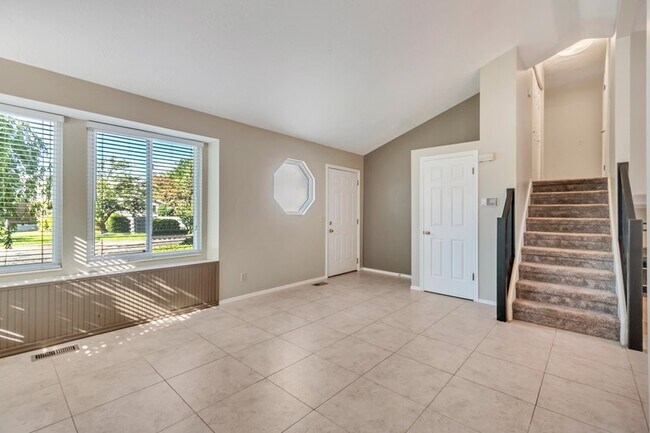 Building Photo - 582 Meadow Hill Dr