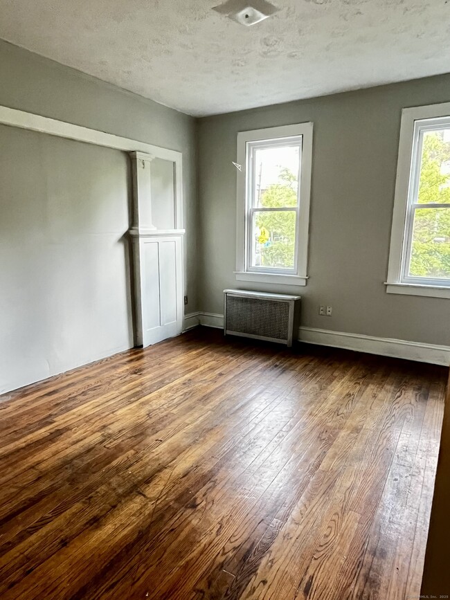 Building Photo - 143 Putnam St