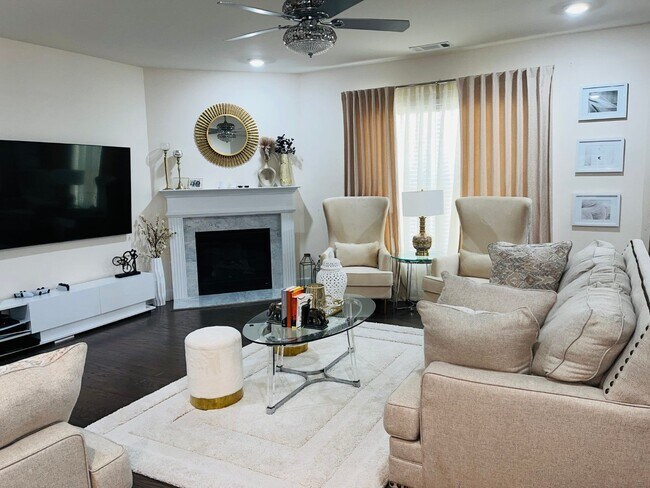 Foto del edificio - WOW! Prime PTC location! 3 car garage, har...