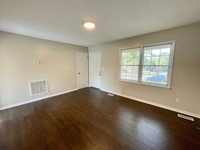 Foto del edificio - 3 bed, 1 and a half bath nest in Fayetteville