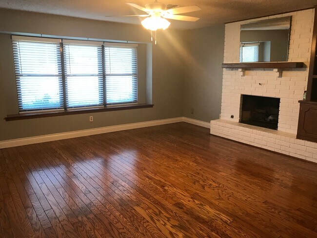 Foto del edificio - 3700 N Riverside Dr