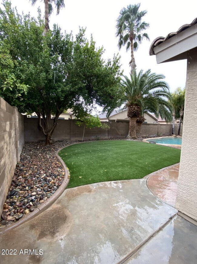Foto del edificio - 8937 W Lone Cactus Dr