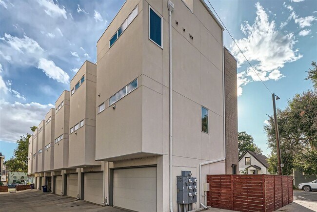 Foto del edificio - 2416 Eliot St