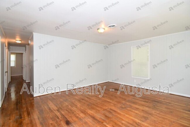 Building Photo - 2421 Oak Ridge St