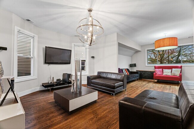 Foto del edificio - 2850 W Henderson St