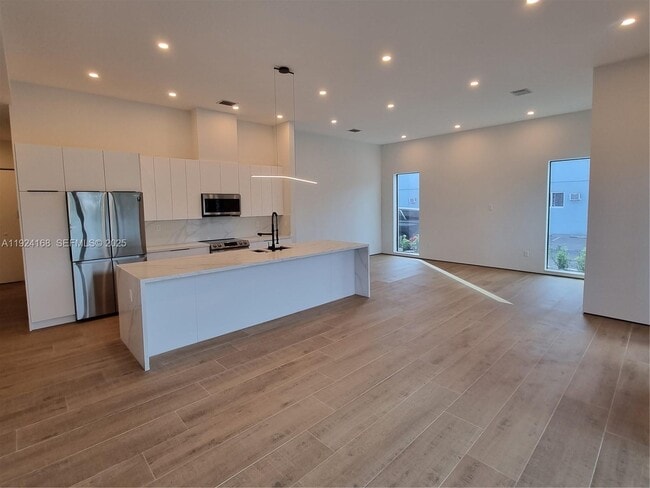 Foto del edificio - 810 NE 14th Pl