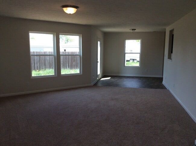 Foto del edificio - Columbus IN - 3 br with loft