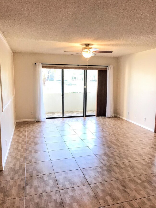 Foto del edificio - 715 Sunny Pine Way