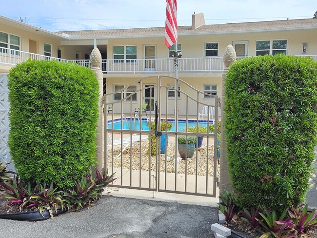 Building Photo - ISLAND OF VENICE! FIRST FLOOR condo with courtyard pool, 2 bed, 1 bath blocks from Downtown and V...