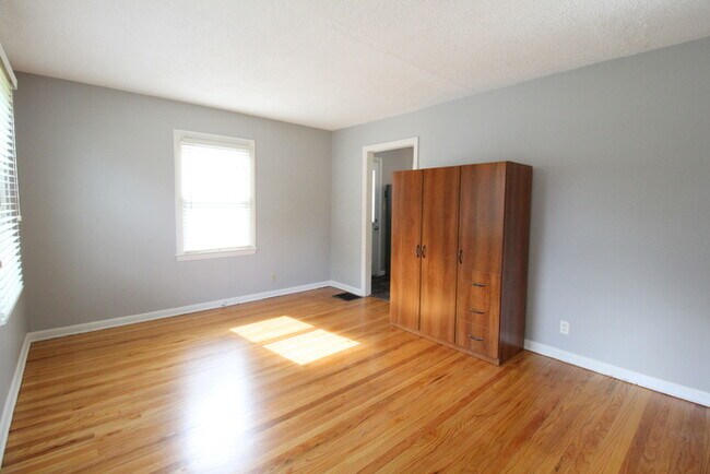 Building Photo - 882 E Longview Ave