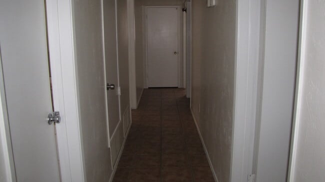 Building Photo - Cute Home in Bakersfield