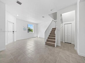 Building Photo - 1526 SE 27th Rd