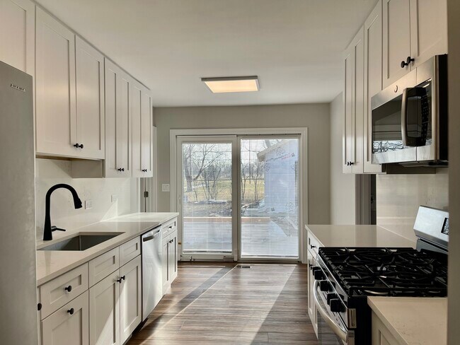 Foto del edificio - 15 Bradley Ln