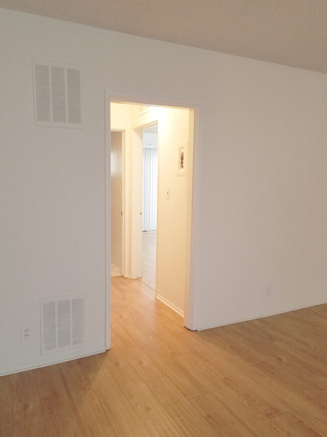 Building Photo - 1022 N Orange Grove Ave