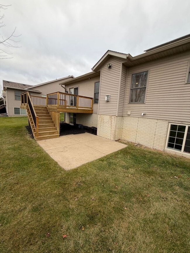 Building Photo - COMMINNG SOON - 4 BED 3 1/2 BATH HOUSE