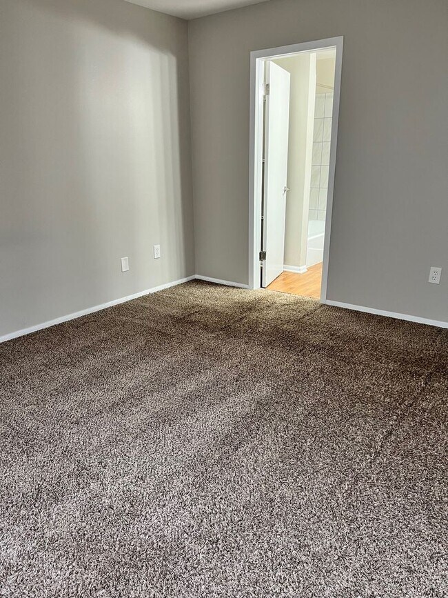 Building Photo - Charming 2-Bedroom 2 bathroom Apartment in the Heart of Chesterton!