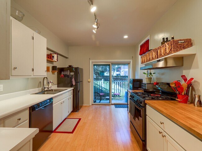 Foto del edificio - Charming 3 Bedroom Home in the Heart of Mi...