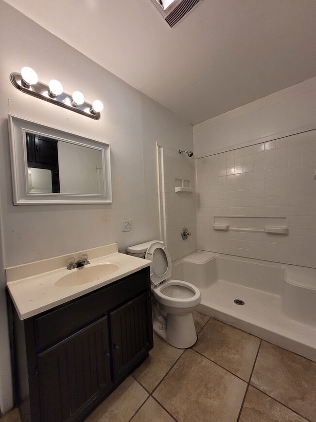 Building Photo - Recently Remodeled 3 Bedroom 1 Bath!