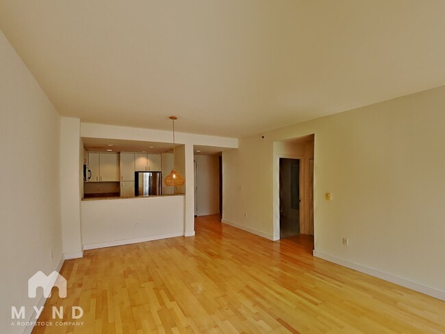 Building Photo - 260 King St