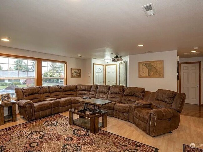 Building Photo - Fantastic 2 Bed-1 Bath Rambler in Universi...
