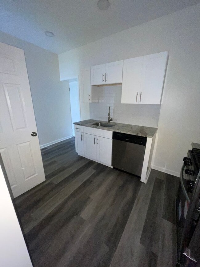 Building Photo - 3-Bedroom Home with Modern Finishes & Spacious Backyard