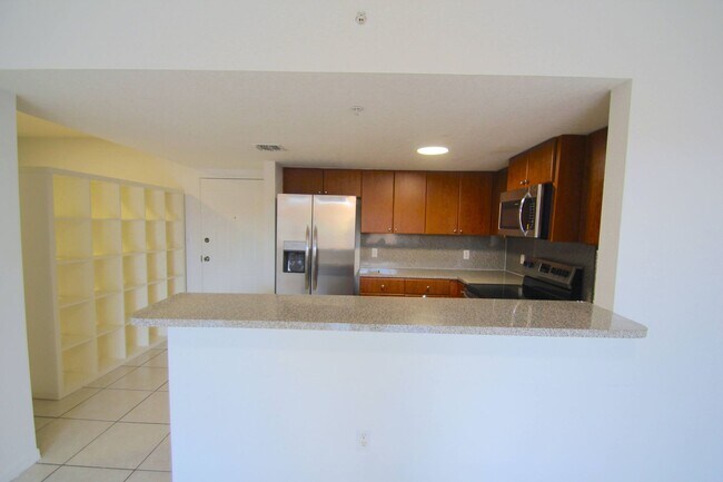 Foto del edificio - Modern 1-Bedroom 1-Bathroom with a den, centrally located in Miami