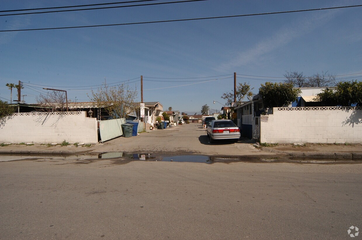 Building Photo - Sunshine Manor Mobilehome Park