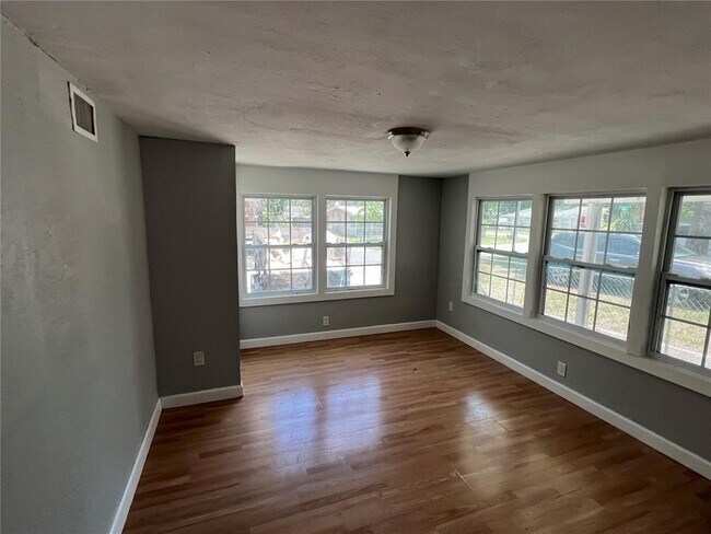 Building Photo - 709 E Lotus Ave