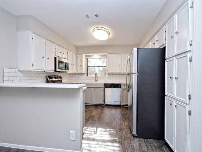 Foto del edificio - 6102 Hill Forest Dr