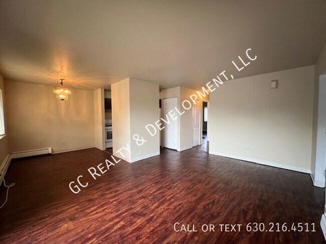 Foto del edificio - ***ADDISON LOCATION / 2 BDRM / HEAT INCLUD...