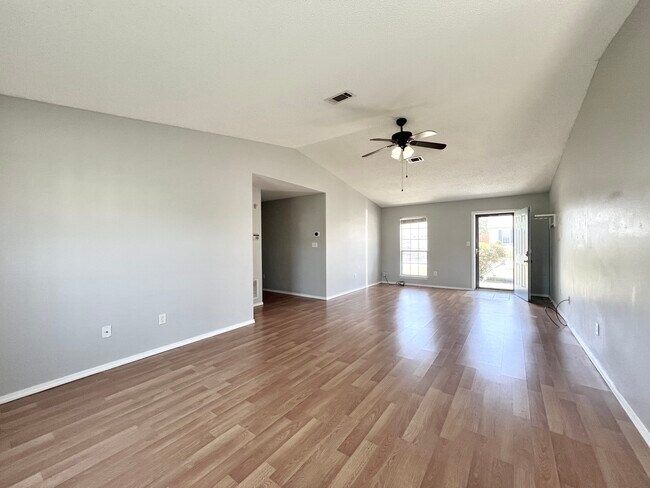 Foto del edificio - 14101 Cherry Hill Dr