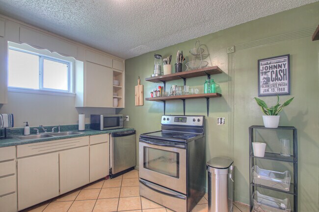 Building Photo - 2711 Glen Oaks Dr