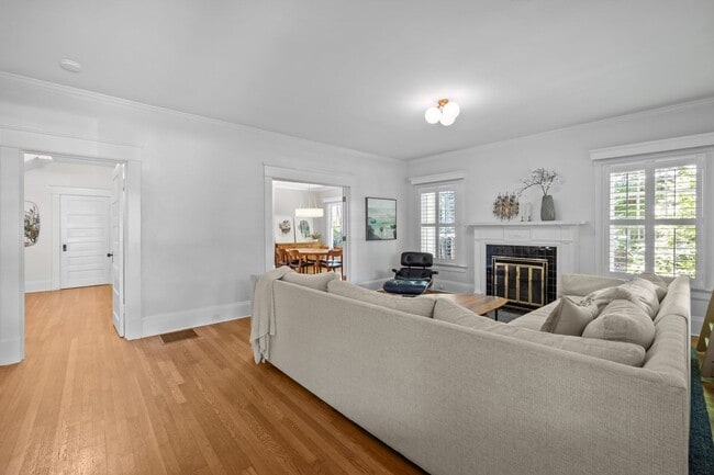 Building Photo - Stunning Historic 4-bedroom home in W Trin...