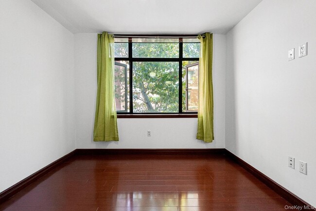 Foto del edificio - 132-29 Blossom Ave