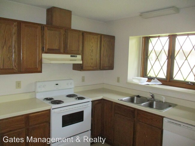 Building Photo - 127 Essex Dr