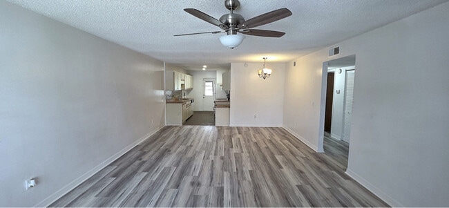 Building Photo - 758 W Rosewood Ln